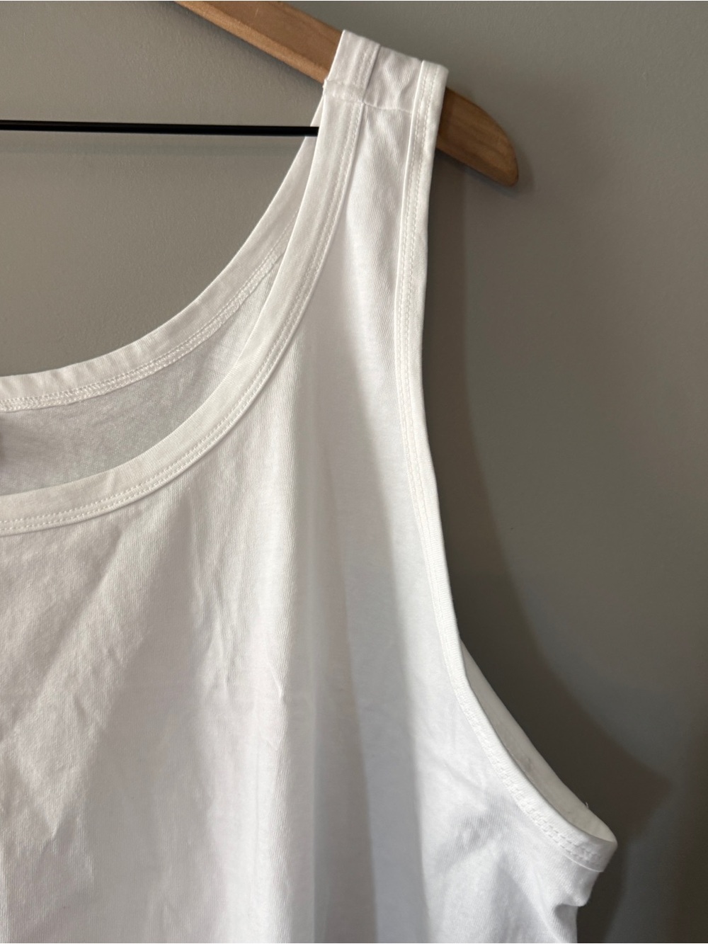 Old Navy White Scoop Neck Tank Top - Picture 2 of 4